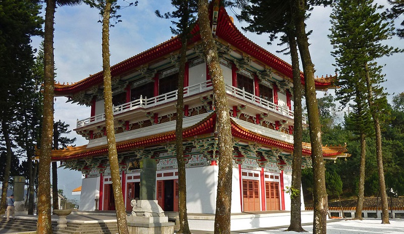 Thăm miếu Huyền Trang bên hồ Nhật Nguyệt