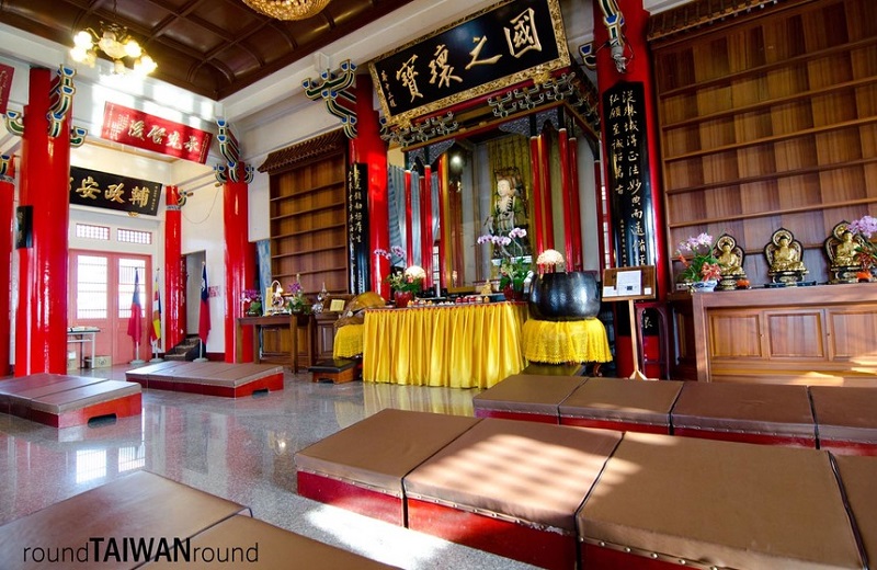 Thăm miếu Huyền Trang bên hồ Nhật Nguyệt