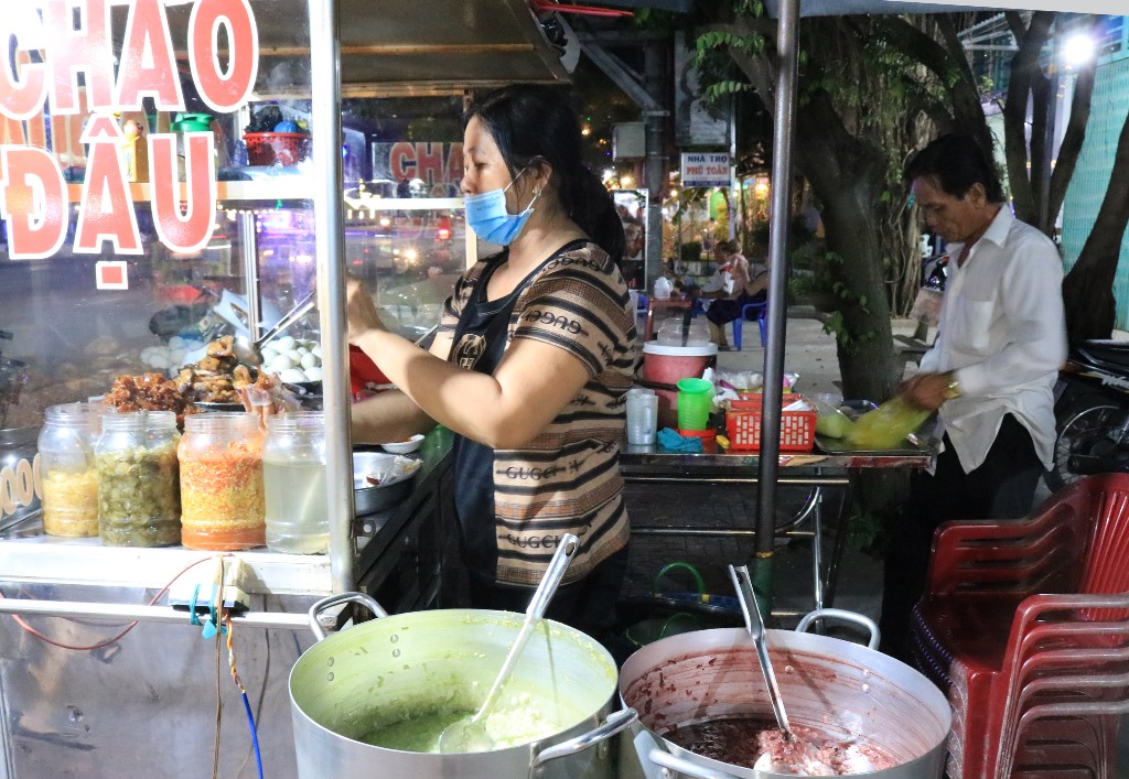 Bên nồi cháo trắng