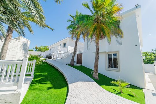 Giới thiệu về Le Bleu Bed and Breakfast (B&B)