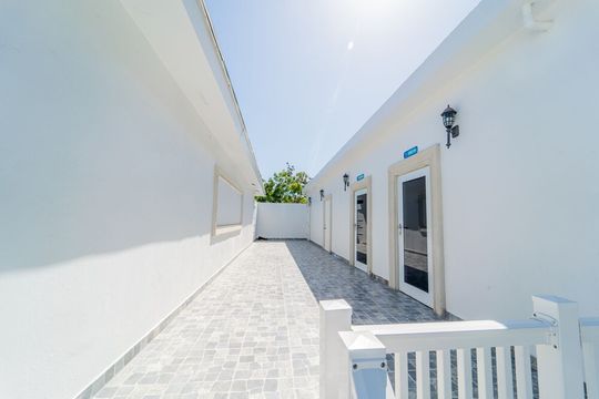 Giới thiệu về Le Bleu Bed and Breakfast (B&B)