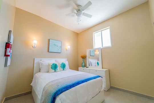 Giới thiệu về Le Bleu Bed and Breakfast (B&B)